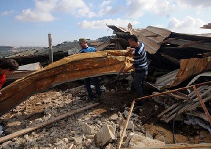 الاحتلال يهدم سبعة بركسات ويستولي على مركبات وشاحنات في إذنا