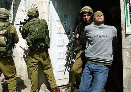 الاحتلال يعتقل مواطنا من مخيم طولكرم