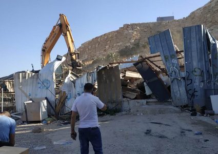 الإحتلال يهدم بركسا في اذنا جنوب الخليل