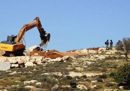 مستعمرون يشفون طرقا استعمارية في يطا جنوب الخليل