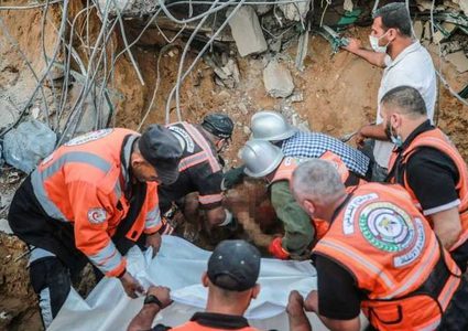 انتشال جثامين ١٣ شهيدا من مخيم المغازي في غزة