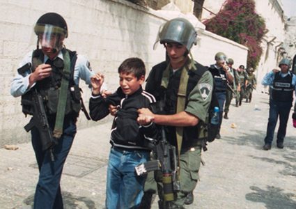 الاحتلال يعنقل شاب وفتى من مدرسته في القدس