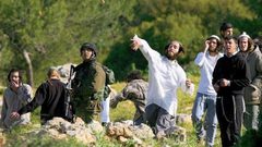 مستوطنون يعتدون على المزارعين ويمنعونهم من الوصول إلى أراضيهم جنوب الخليل