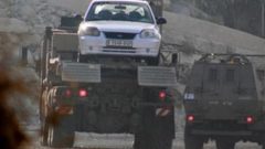 الاحتلال يستولي على مركبة ويحطم نصبا تذكاريا في بيت أمر شمال الخليل