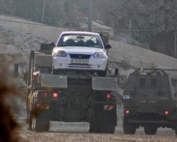 الاحتلال يستولي على مركبة ويحطم نصبا تذكاريا في بيت أمر شمال الخليل