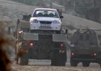 الاحتلال يستولي على مركبة ويحطم نصبا تذكاريا في بيت أمر شمال الخليل
