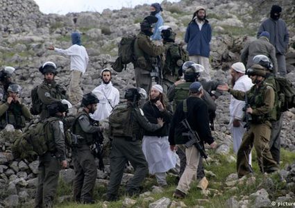 مستوطنون بحماية جيش الاحتلال يقتحمون مدرسة غرب أريحا