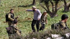 مستوطنون يعتدون بالضرب على مسنه جنوب الخليل ويسرقون خرافها