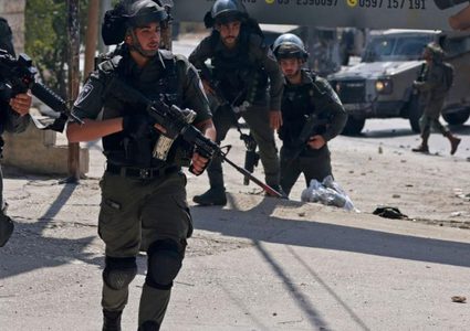 الاحتلال يواصل اقتحام طولكرم ومخيمها: اعتقالات وتجريف شوارع وتدمير ممتلكات