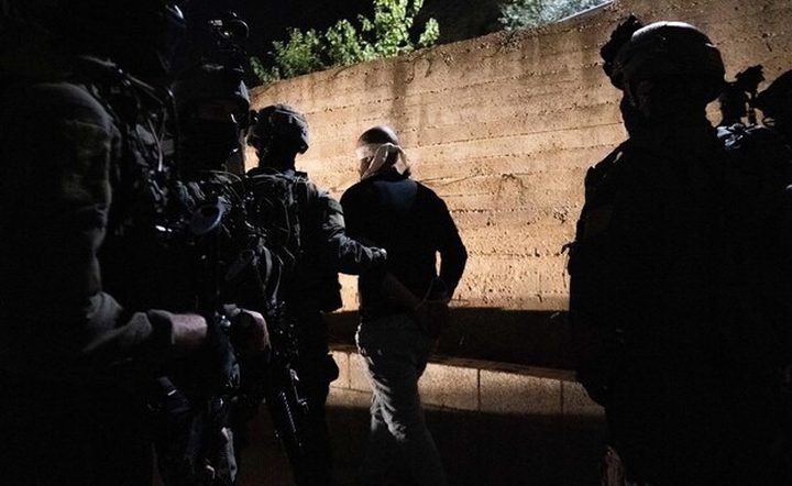 الاحتلال يعتقل 11 مواطنا من رام الله بينهم طفل وامرأة