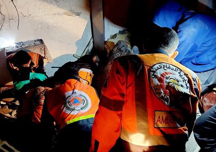 الدفاع المدني ينتشل ضحايا العدوان الإسرائيلي على منزل عائلة الحوت في غزة