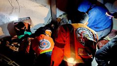 الدفاع المدني: انتشال عدد من الشهداء وإسعاف جرحى نتيجة استهداف طائرات الاحتلال الإسرائيلي منزلاً لعائلة "الحوت" بمخيم الشابورة المكتظ بالسكان والنازحين في رفح جنوبي قطاع غزة الليلة الماضية.