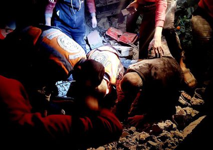 الدفاع المدني ينتشل ضحايا العدوان الإسرائيلي على منزل عائلة الحوت في غزة