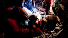 الدفاع المدني: انتشال عدد من الشهداء وإسعاف جرحى نتيجة استهداف طائرات الاحتلال الإسرائيلي منزلاً لعائلة "الحوت" بمخيم الشابورة المكتظ بالسكان والنازحين في رفح جنوبي قطاع غزة الليلة الماضية.