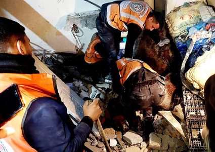 الدفاع المدني ينتشل ضحايا العدوان الإسرائيلي على منزل عائلة الحوت في غزة