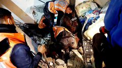 الدفاع المدني ينتشل ضحايا العدوان الإسرائيلي على منزل عائلة الحوت في غزة