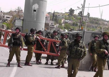 الاحتلال ينصب حاجزا عسكريا وسط بلدة الظاهرية جنوب الخليل