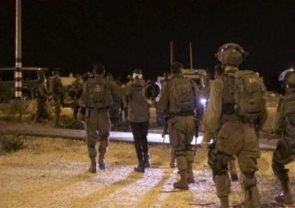 الخليل: قوات الاحتلال تداهم منزل ناشط في "بتسيلم" وتهدده وعائلته بالاعتقال