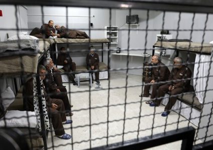 نادي الأسير: معتقلون تعرضوا للتنكيل والتعذيب في "مجدو" منذ بدء العدوان