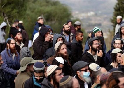 مستوطنون يهاجمون تجمعات فلسطينية في الضفة الغربية