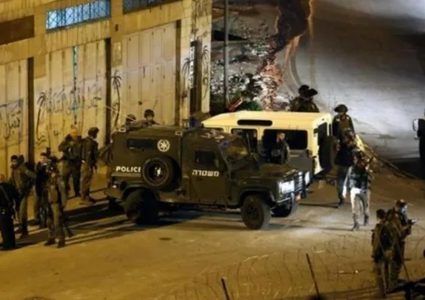 قوات الاحتلال تقتحم مدينة الخليل برفقة آليات ثقيلة