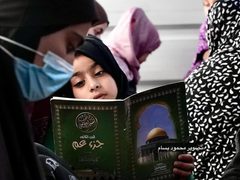 حلقات لتعليم القرآن الكريم للأطفال بمراكز إيواء النازحين في رفح جنوب قطاع غزة.