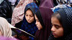 حلقات لتعليم القرآن الكريم للأطفال بمراكز إيواء النازحين في رفح جنوب قطاع غزة.