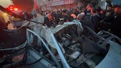 طواقم الدفاع المدني تتمكن من انتشال عدد من الشهداء جراء استهداف الاحتلال لسيارة مدنية وسط محافظة رفح جنوب القطاع مساء أمس.