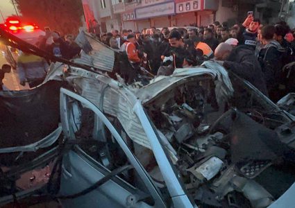 طواقم الدفاع المدني تتمكن من انتشال عدد من الشهداء جراء استهداف الاحتلال لسيارة مدنية وسط محافظة رفح جنوب القطاع مساء أمس.