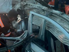 طواقم الدفاع المدني تتمكن من انتشال عدد من الشهداء جراء استهداف الاحتلال لسيارة مدنية وسط محافظة رفح جنوب القطاع مساء أمس.