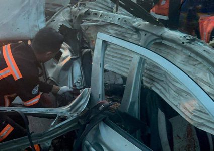 طواقم الدفاع المدني تتمكن من انتشال عدد من الشهداء جراء استهداف الاحتلال لسيارة مدنية وسط محافظة رفح جنوب القطاع مساء أمس.