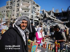 فلسطينيون يتسوقون من سوق مخيم النصيرات بين الدمار والركام بعد انسحاب القوات الاسرائيلية منه