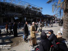 فلسطينيون يتسوقون من سوق مخيم النصيرات بين الدمار والركام بعد انسحاب القوات الاسرائيلية منه