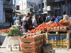 فلسطينيون يتسوقون من سوق مخيم النصيرات بين الدمار والركام بعد انسحاب القوات الاسرائيلية منه