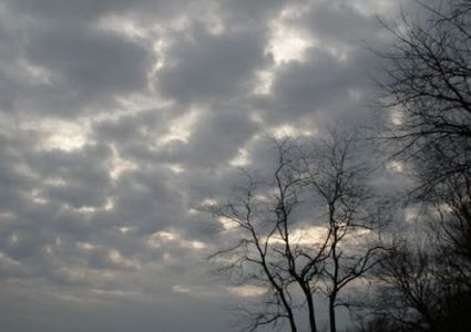 الطقس: أجواء غائمة ومنخفض جوي الثلاثاء