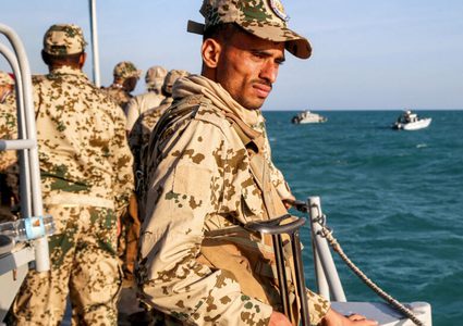 الحوثي: 64 سفينة عبرت بأمان بعدما رفعت لافتة "لا علاقة لنا بإسرائيل"