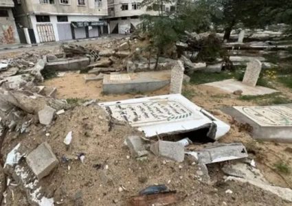 الاحتلال يدنس مقابر في خان يونس جنوب قطاع غزة