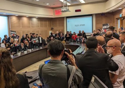 عائلات المحتجزين الإسرائيليين يقتحمون اجتماعا بالكنيست للمطالبة بعقد صفقة