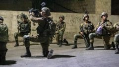 الاحتلال يعتدي على مسن ويعتقل شابين من قلقيلية