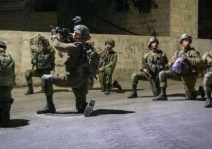 الاحتلال يعتدي على مسن ويعتقل شابين من قلقيلية