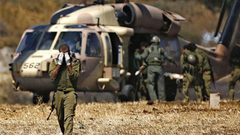 والدة أحدهم تتهم الجيش بقتله- هآرتس: الجيش أعاد جثث 3 جنود من نفق جباليا