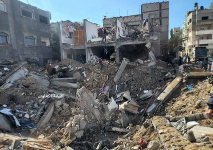 الدمار الذي حلَ بمنزل في دير البلح بعد قصفه من قبل جيش الاحتلال