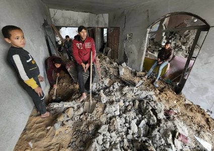 الدمار الذي حلَ بمنزل في دير البلح بعد قصفه من قبل جيش الاحتلال