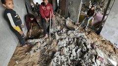 الدمار الذي حلَ بمنزل في دير البلح بعد قصفه من قبل جيش الاحتلال