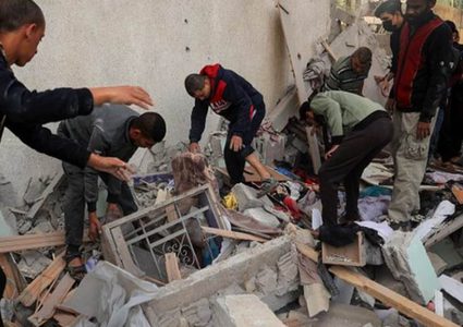 انتشال 20 شهيدا غرب غزة و4 شهداء في قصف استراحات تؤوي نازحين بخان يونس