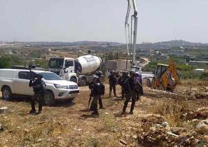 الاحتلال يردم بئر مياه في راس عطية جنوب قلقيلية