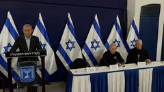 نتنياهو وغالنت وغانتس: ندفع ثمنا باهظا لكن لن نتوقف