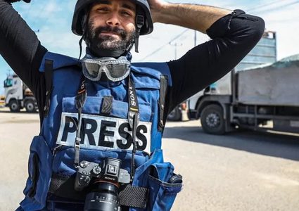 العزايزة يخلع درعه الصحفي ويغادر القطاع..فما القصة؟