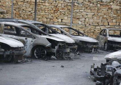 مستوطنون يحرقون معرض سيارات في قرية بيتين قرب رام الله والبيرة.