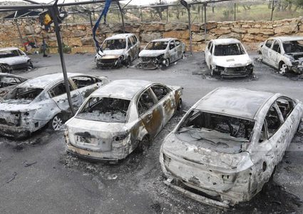 مستوطنون يحرقون معرض سيارات في قرية بيتين قرب رام الله والبيرة.
